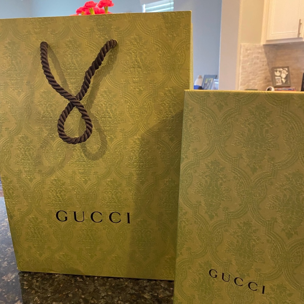 Full Gucci gift wrap set 💚
